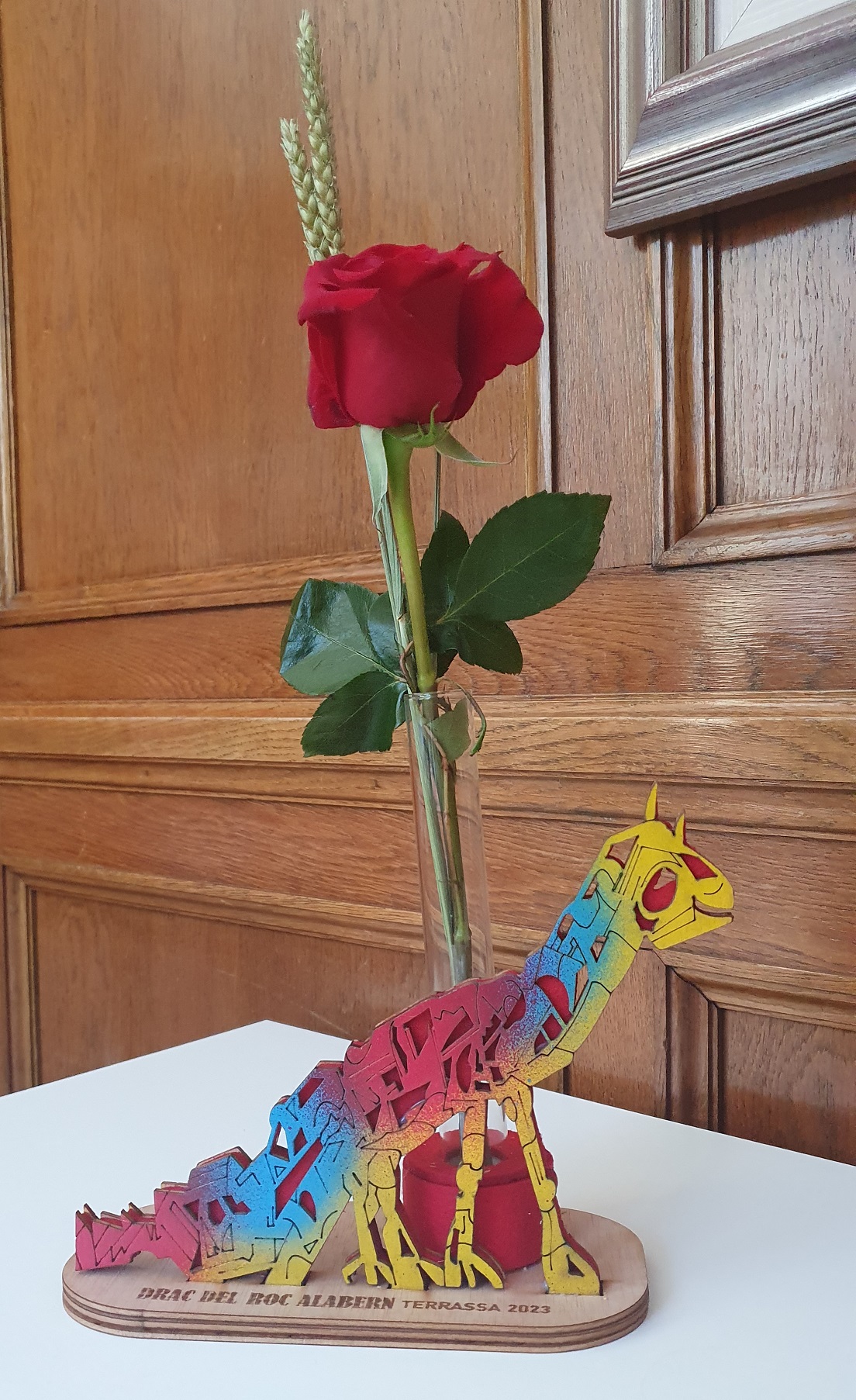 La Unió de Floristes ha escollit el “Dinosaure” de Roc Alabern per la 26a edició del Gerro de Sant Jordi
